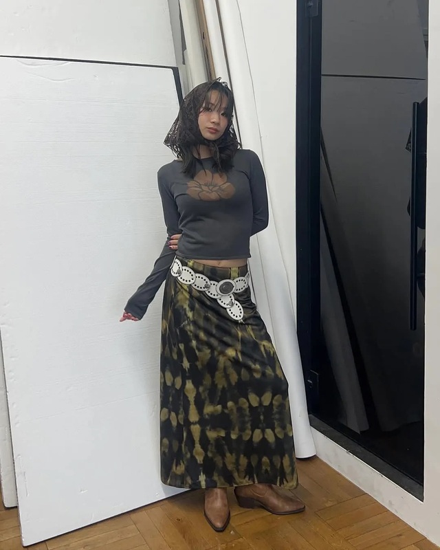 Làm chủ trang phục sắc xanh rêu thời thượng - Ảnh 8.