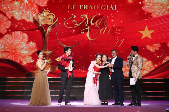 H&ograve;a Minzy bị chỉ tr&iacute;ch 'cướp s&oacute;ng' khi mời cả bố mẹ l&ecirc;n s&acirc;n khấu nhận giải - Ảnh 2.