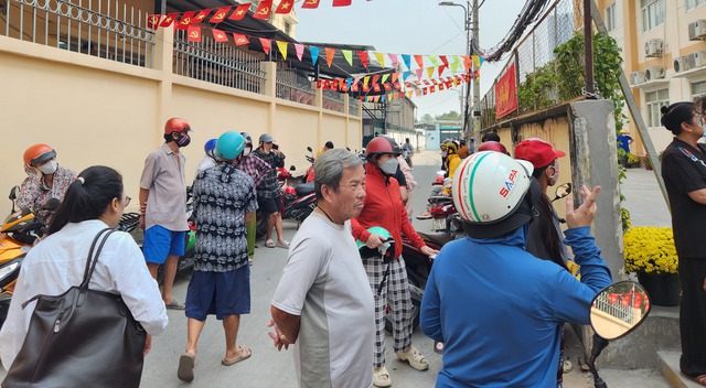 Sở GD-ĐT TP.HCM chỉ đạo khẩn về bữa ăn b&aacute;n tr&uacute; đang g&acirc;y bức x&uacute;c - Ảnh 1.