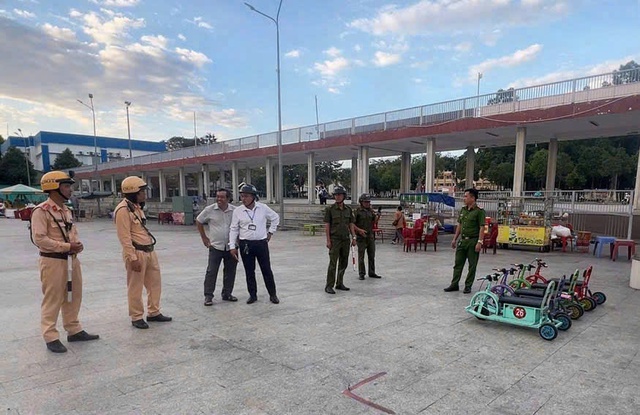 TP.HCM xử l&yacute; xe điện v&agrave; xe ' c&agrave;o c&agrave;o ' tự chế tại quảng trường phường Bến C&aacute;t - Ảnh 1.