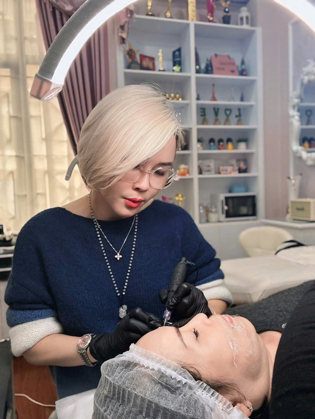 Phong cách thời trang sành điệu của chuyên gia thẩm mỹ Hà Nội - Ảnh 4.