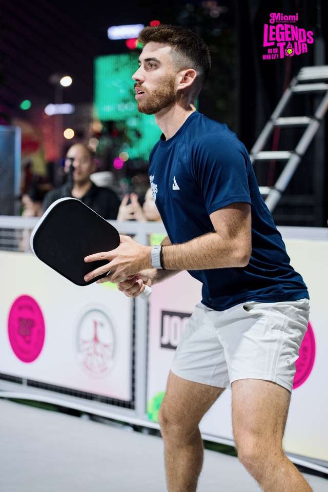 Cựu số 1 pickleball thế giới khiến khán giả TP.HCM trầm trồ- Ảnh 1. Cựu số 1 pickleball thế giới khiến khán giả TP.HCM trầm trồ- Ảnh 1.