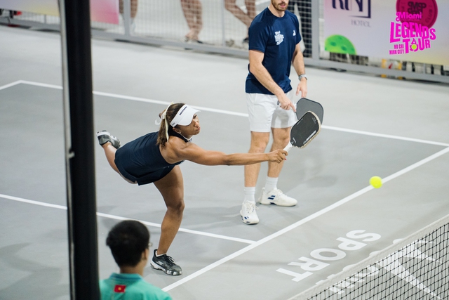 Cựu số 1 pickleball thế giới khiến khán giả TP.HCM trầm trồ- Ảnh 2. Cựu số 1 pickleball thế giới khiến khán giả TP.HCM trầm trồ- Ảnh 2.