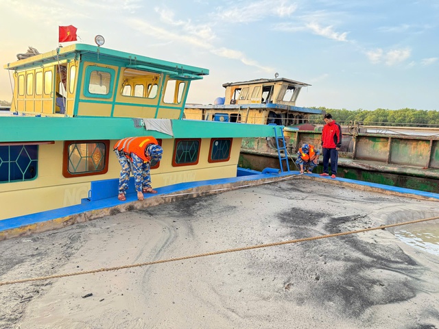Bắt 4 tàu sắt chở gần 800 mét khối cát từ hướng biển đi vào sông Cửa Đại- Ảnh 1. Bắt 4 tàu sắt chở gần 800 mét khối cát từ hướng biển đi vào sông Cửa Đại- Ảnh 1.