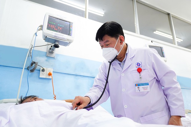 Ngủ trưa tr&ecirc;n ghe giữa s&ocirc;ng Đồng Nai, người đ&agrave;n &ocirc;ng bất ngờ bị đột quỵ - Ảnh 1.