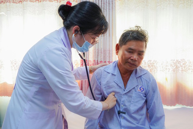 Ngủ trưa tr&ecirc;n ghe giữa s&ocirc;ng Đồng Nai, người đ&agrave;n &ocirc;ng bất ngờ bị đột quỵ - Ảnh 2.