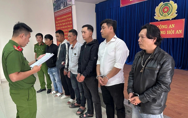 Hỗn chiến trong qu&aacute;n nhậu khiến kh&aacute;ch ngồi b&agrave;n b&ecirc;n 'd&iacute;nh đạn lạc' m&ugrave; mắt - Ảnh 1.