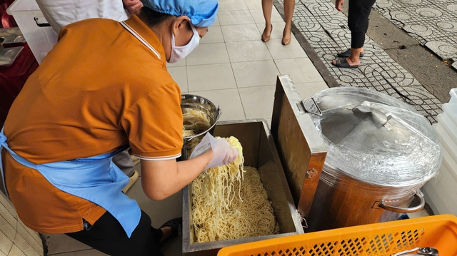 Suất ăn học đường: Đề nghị Sở An to&agrave;n thực phẩm kh&ocirc;ng chỉ kiểm tra hồ sơ - Ảnh 1.