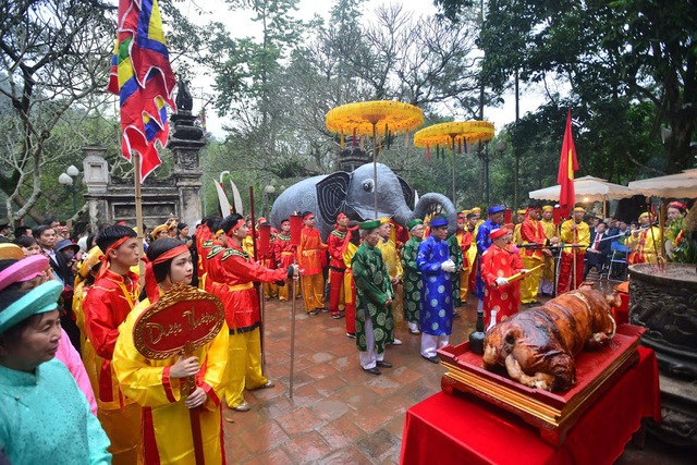 Ng&agrave;y tết, ăn thịt heo b&agrave;n chuyện 'heo c&uacute;i' - Ảnh 1.