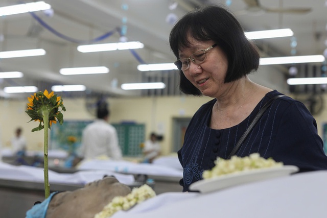 X&uacute;c động khi 'gặp lại' &ocirc;ng nội trong khu lưu giữ thi h&agrave;i ở TP.HCM - Ảnh 3.