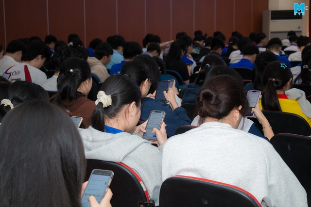 Trung b&igrave;nh 2 ng&agrave;y xảy ra một vụ &lsquo;bắt c&oacute;c online&rsquo;: Nh&agrave; trường l&agrave;m ngay điều n&agrave;y - Ảnh 2.