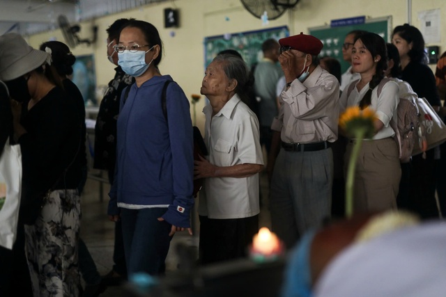 X&uacute;c động khi 'gặp lại' &ocirc;ng nội trong khu lưu giữ thi h&agrave;i ở TP.HCM - Ảnh 1.