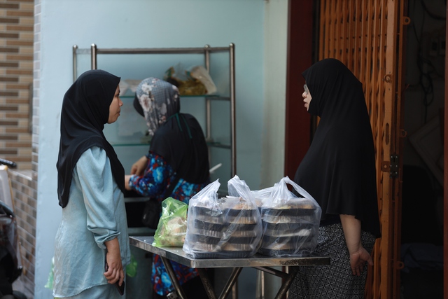 Tết lạ ở hẻm 'độc nhất' TP.HCM: Kh&ocirc;ng rượu bia, chuẩn bị nhịn ăn 1 th&aacute;ng- Ảnh 1.