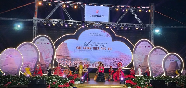 &Acirc;m vang sắc hồng tại Lễ hội hoa mai anh đ&agrave;o 2026 ở Vạn Th&agrave;nh Đ&agrave; Lạt - Ảnh 1.