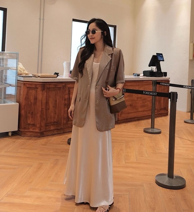 Áo blazer và váy lụa: ranh giới tinh tế giữa gợi cảm và thanh lịch- Ảnh 1. Áo blazer và váy lụa: ranh giới tinh tế giữa gợi cảm và thanh lịch- Ảnh 1.