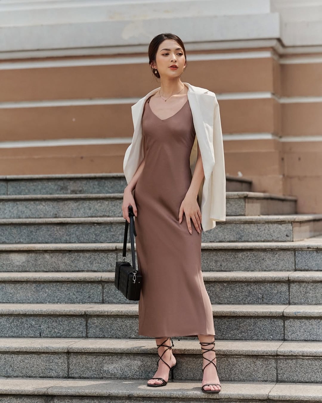 Áo blazer và váy lụa: ranh giới tinh tế giữa gợi cảm và thanh lịch- Ảnh 2. Áo blazer và váy lụa: ranh giới tinh tế giữa gợi cảm và thanh lịch- Ảnh 2.