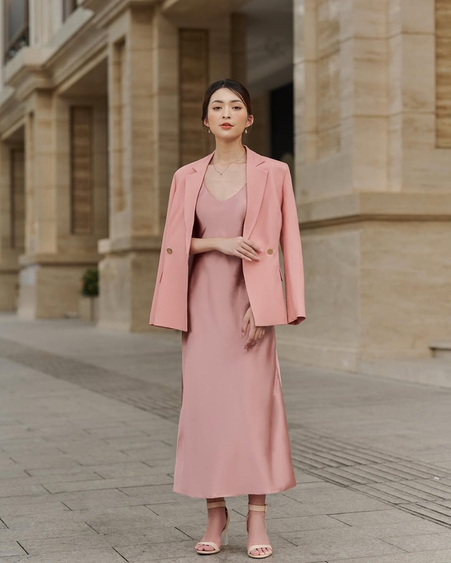 Áo blazer và váy lụa: ranh giới tinh tế giữa gợi cảm và thanh lịch- Ảnh 5. Áo blazer và váy lụa: ranh giới tinh tế giữa gợi cảm và thanh lịch- Ảnh 5.