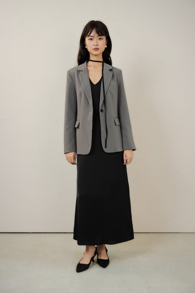 Áo blazer và váy lụa: ranh giới tinh tế giữa gợi cảm và thanh lịch- Ảnh 8. Áo blazer và váy lụa: ranh giới tinh tế giữa gợi cảm và thanh lịch- Ảnh 8.