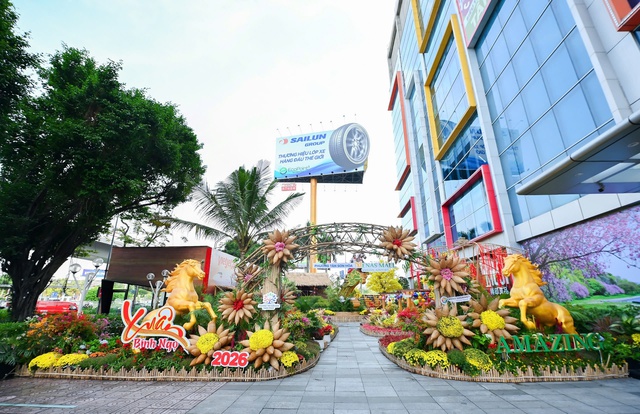 Khai mạc đường hoa Vũ kh&uacute;c Xu&acirc;n B&iacute;nh Ngọ cửa ng&otilde; s&acirc;n bay T&acirc;n Sơn Nhất- Ảnh 1.