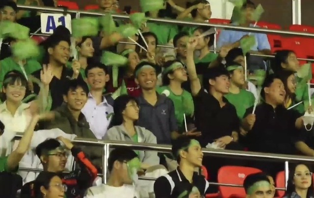 Khán giả hào hứng, phấn khích với giải bóng đá tứ hùng Care For Việt Nam 2026- Ảnh 5. Khán giả hào hứng, phấn khích với giải bóng đá tứ hùng Care For Việt Nam 2026- Ảnh 5.