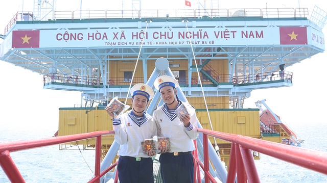 Mang xuân từ đất liền đến các nhà giàn DK1 - Ảnh 16.