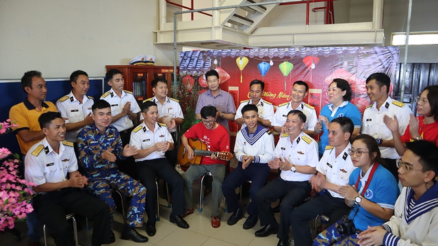 Mang xuân từ đất liền đến các nhà giàn DK1 - Ảnh 21.