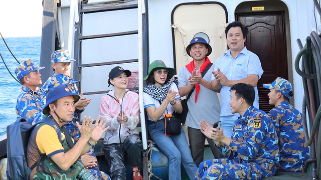 Mang xuân từ đất liền đến các nhà giàn DK1 - Ảnh 23.