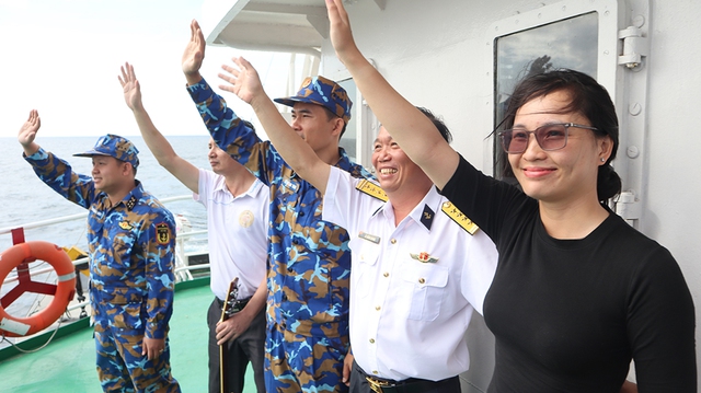 Mang xuân từ đất liền đến các nhà giàn DK1 - Ảnh 24.