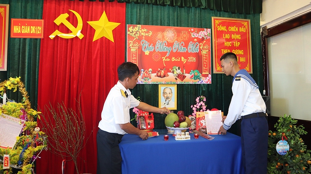 Mang xuân từ đất liền đến các nhà giàn DK1 - Ảnh 3.