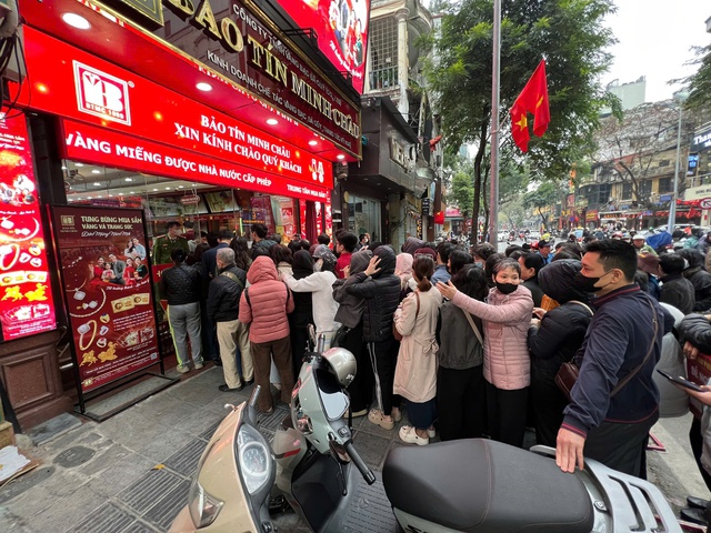 Người d&acirc;n xếp h&agrave;ng mua v&agrave;ng, bạc khi gi&aacute; giảm - Ảnh 2.