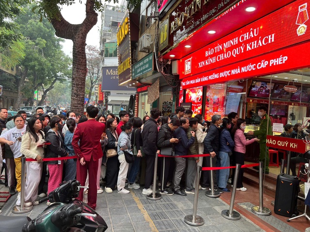 Người d&acirc;n xếp h&agrave;ng mua v&agrave;ng, bạc khi gi&aacute; giảm - Ảnh 4.