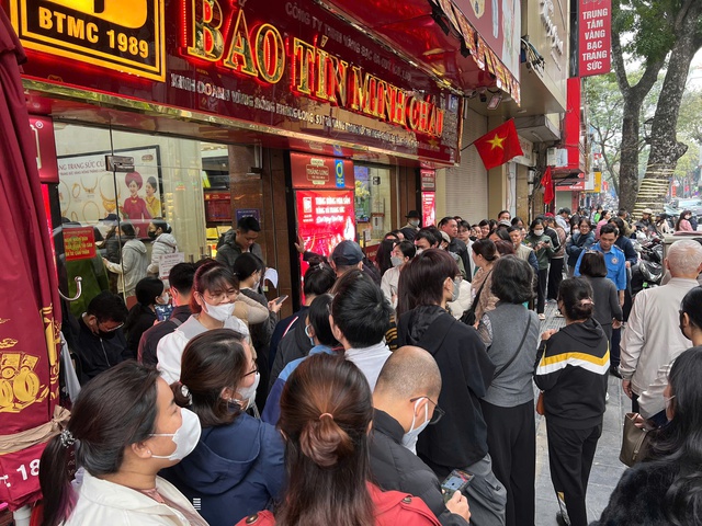 Người d&acirc;n xếp h&agrave;ng mua v&agrave;ng, bạc khi gi&aacute; giảm - Ảnh 1.