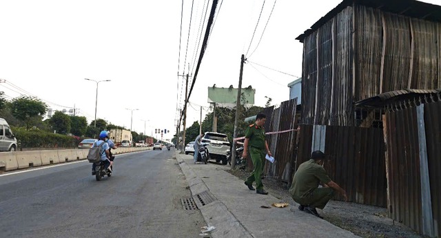 Ch&aacute;y tiệm sửa xe ở Củ Chi, kh&oacute;i đen bốc cao trong khu d&acirc;n cư- Ảnh 2.