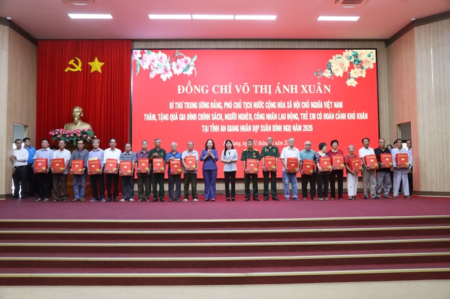 Phó chủ tịch nước Võ Thị Ánh Xuân chúc tết tại An Giang- Ảnh 3. Phó chủ tịch nước Võ Thị Ánh Xuân chúc tết tại An Giang- Ảnh 3.