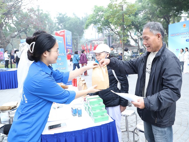 Kh&aacute;m bệnh miễn ph&iacute; cho hơn 1.000 người cao tuổi H&agrave; Nội - Ảnh 2.