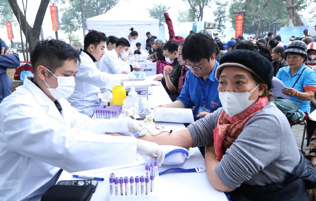 Kh&aacute;m bệnh miễn ph&iacute; cho hơn 1.000 người cao tuổi H&agrave; Nội - Ảnh 1.