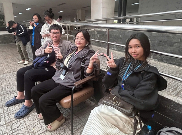 Xếp hàng 30-45 phút để được cắt tóc miễn phí - Ảnh 1.