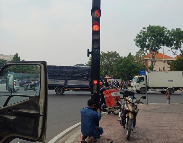 TP.HCM: Th&oacute;t tim tại giao lộ c&oacute; đ&egrave;n giao th&ocirc;ng hoạt động kh&ocirc;ng ổn định - Ảnh 3.