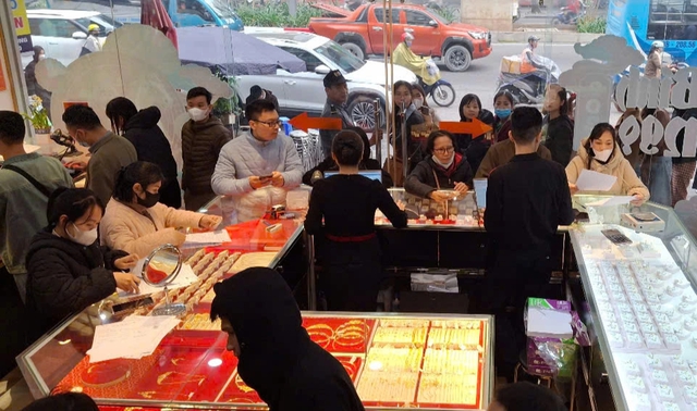 'Bắt đ&aacute;y' mua v&agrave;ng, bạc khi gi&aacute; giảm s&acirc;u - Ảnh 1.