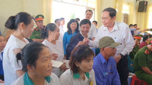 Chủ tịch Quốc hội Trần Thanh Mẫn thăm, tặng quà Tết tại Đồng Tháp- Ảnh 2. Chủ tịch Quốc hội Trần Thanh Mẫn thăm, tặng quà Tết tại Đồng Tháp- Ảnh 2.