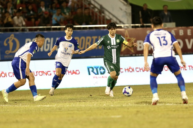 C&ocirc;ng Phượng kh&ocirc;ng được t&iacute;nh b&agrave;n thắng, Trường Tươi Đồng Nai thắng Kh&aacute;nh H&ograve;a nhờ si&ecirc;u phẩm: Vững ng&ocirc;i đầu - Ảnh 2.