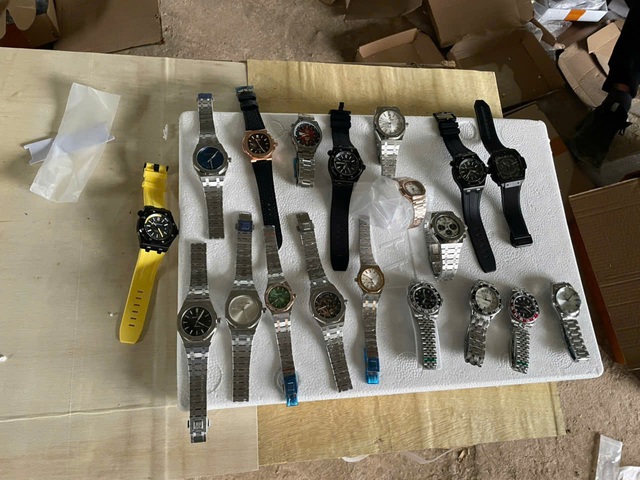 Bắt giữ 874 đồng hồ nhãn hiệu Rolex, Cartier, Hublot... nghi xâm phạm quyền sở hữu trí tuệ- Ảnh 1. Bắt giữ 874 đồng hồ nhãn hiệu Rolex, Cartier, Hublot... nghi xâm phạm quyền sở hữu trí tuệ- Ảnh 1.