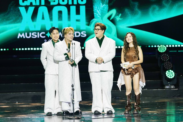 Hòa Minzy bật khóc, Nguyễn Hùng 'Mưa đỏ' thắng lớn tại Làn Sóng Xanh - Ảnh 6. Hòa Minzy bật khóc, Nguyễn Hùng 'Mưa đỏ' thắng lớn tại Làn Sóng Xanh - Ảnh 6.