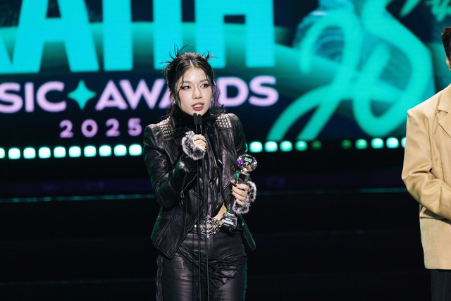 Hòa Minzy bật khóc, Nguyễn Hùng 'Mưa đỏ' thắng lớn tại Làn Sóng Xanh - Ảnh 8. Hòa Minzy bật khóc, Nguyễn Hùng 'Mưa đỏ' thắng lớn tại Làn Sóng Xanh - Ảnh 8.