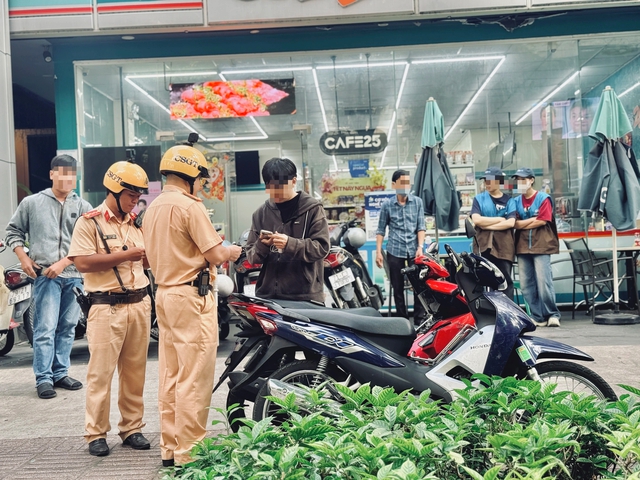 Đỗ xe m&aacute;y tr&ecirc;n vỉa h&egrave; TP.HCM: Phường đề xuất người d&acirc;n kh&ocirc;ng cần xin ph&eacute;p- Ảnh 4.