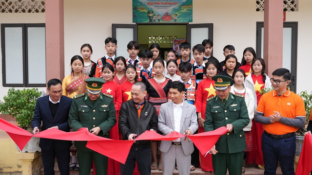 FPT Shop tặng máy tính, tivi cho trẻ em vùng cao - Ảnh 1.