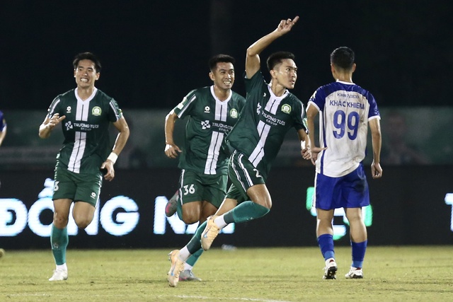 C&ocirc;ng Phượng kh&ocirc;ng được t&iacute;nh b&agrave;n thắng, Trường Tươi Đồng Nai thắng Kh&aacute;nh H&ograve;a nhờ si&ecirc;u phẩm: Vững ng&ocirc;i đầu - Ảnh 4.