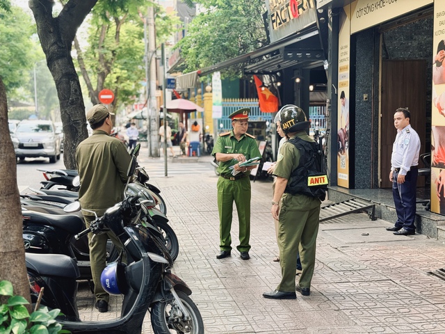 Đỗ xe m&aacute;y tr&ecirc;n vỉa h&egrave; TP.HCM: Phường đề xuất người d&acirc;n kh&ocirc;ng cần xin ph&eacute;p- Ảnh 3.