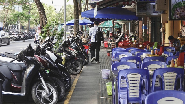 Đỗ xe m&aacute;y tr&ecirc;n vỉa h&egrave; TP.HCM: Phường đề xuất người d&acirc;n kh&ocirc;ng cần xin ph&eacute;p- Ảnh 2.