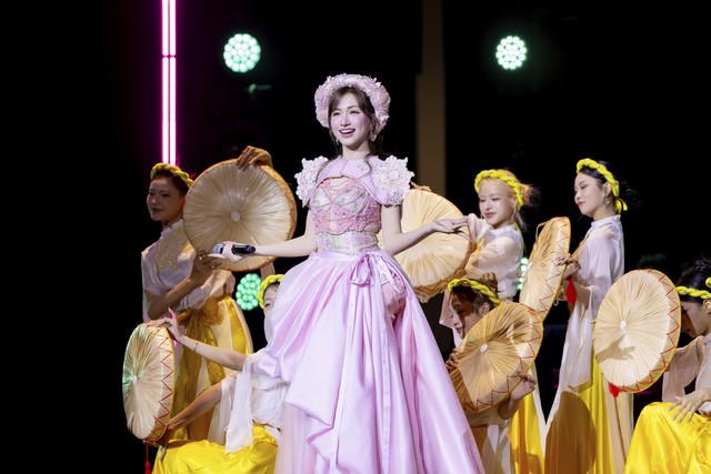 Hòa Minzy bật khóc, Nguyễn Hùng 'Mưa đỏ' thắng lớn tại Làn Sóng Xanh - Ảnh 2. Hòa Minzy bật khóc, Nguyễn Hùng 'Mưa đỏ' thắng lớn tại Làn Sóng Xanh - Ảnh 2.